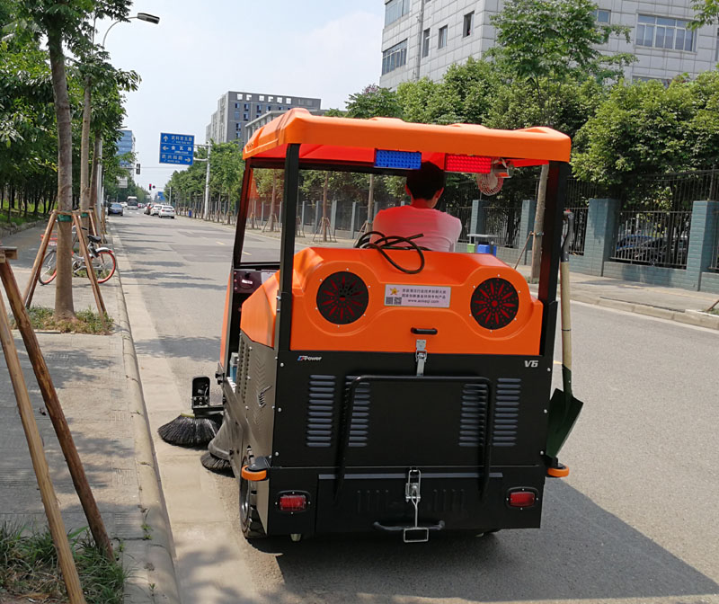 小区使用成都驾驶式扫地机怎么样