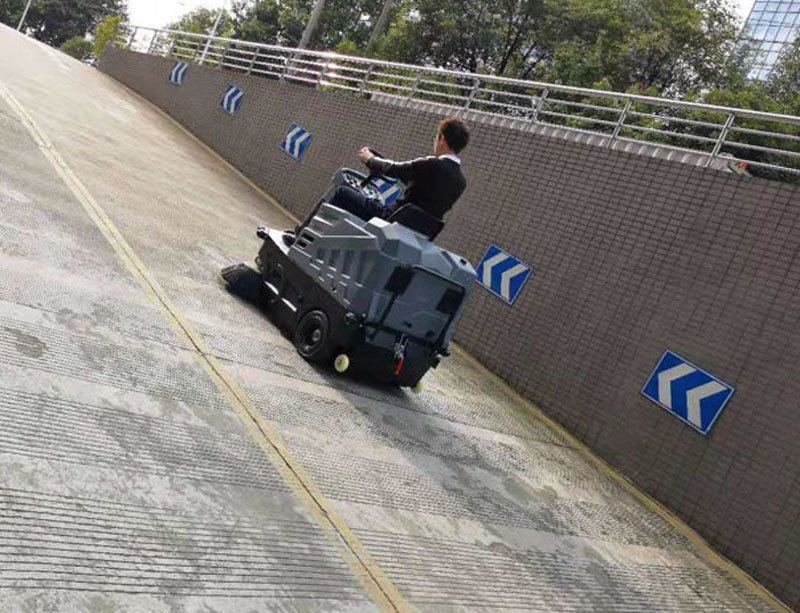 成都小型驾驶式扫地机